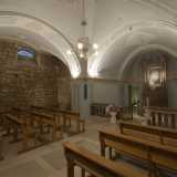 ...offre la curiosa visione del prolungamento murario non intonacato della chiesa sovrastante